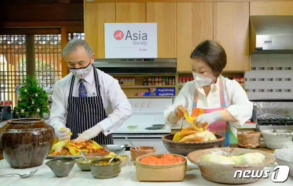 해리 해리스 주한 미국대사가 15일 이혜정 요리연구가와 함께 김치를 담그고 있다. &#40;아시아소사이어티 코리아 페이스북 캡처화면&#41; ⓒ 뉴스1