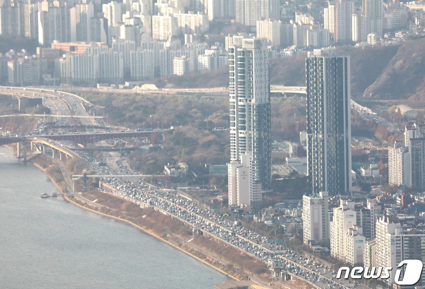 서울 성동구 고급 아파트인 &#39;트리마제&#39; 옆에 위치한 성수전략정비구역. 2020.12.2/뉴스1 ⓒ News1 이성철 기자