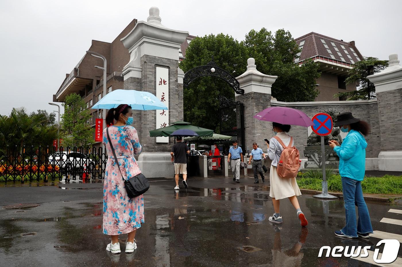 베이징 대학교에서 학생들이 등교하고 있다. ⓒ 로이터=뉴스1 ⓒ News1 박재우 기자