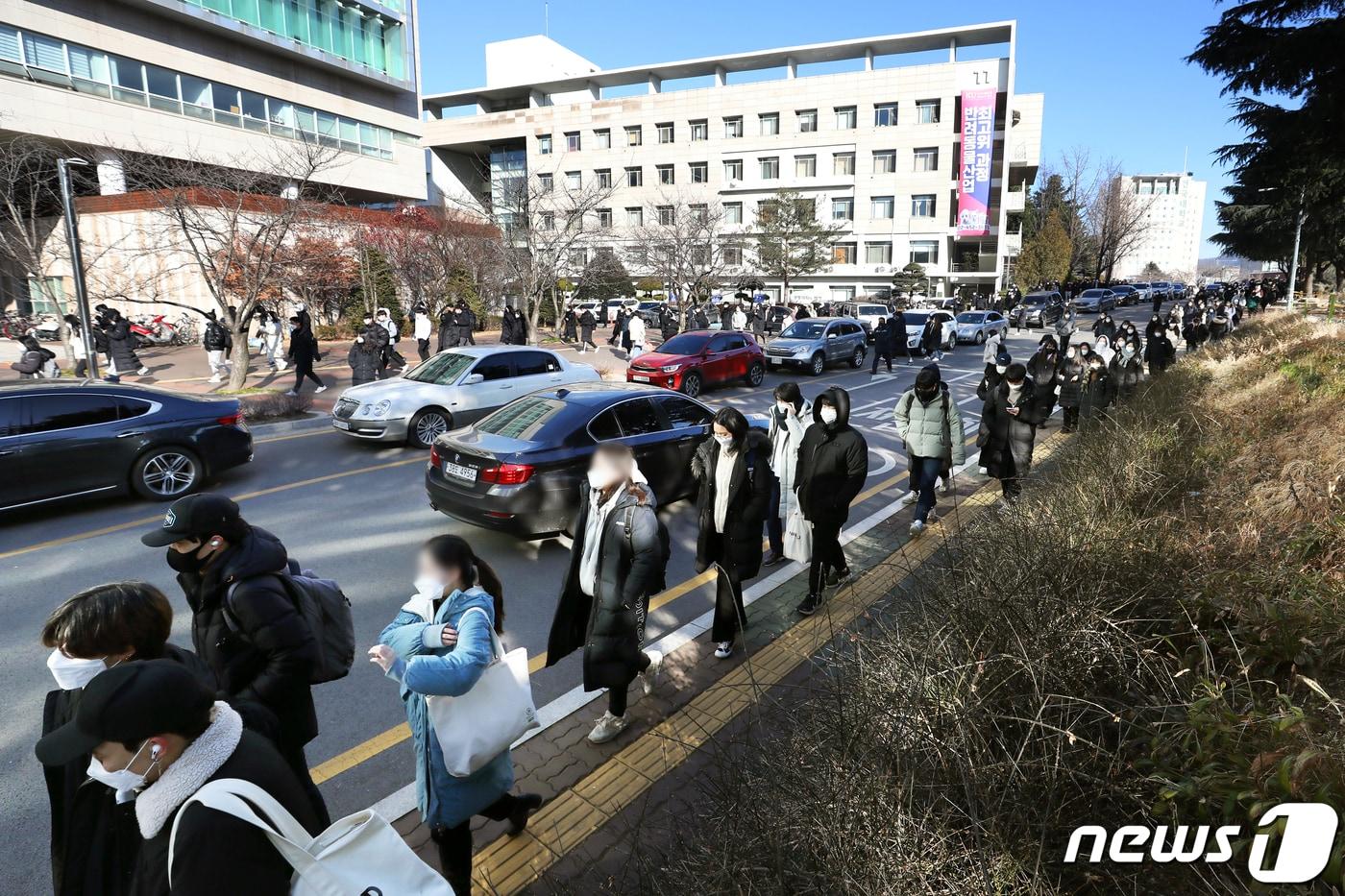 한 대학 편입학 전형 필기시험 수험생들이 시험을 마친 뒤 교정을 나서고 있다. /뉴스1 ⓒ News1 민경석 기자