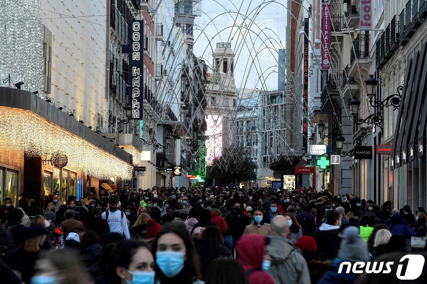 지난 2020년 12월6일&#40;현지시간&#41; 코로나19 팬데믹 속 스페인 마드리드에서 크리스마스 쇼핑을 나선 시민들이 거리를 가득 메우고 있다. ⓒ AFP=뉴스1 ⓒ News1 우동명 기자