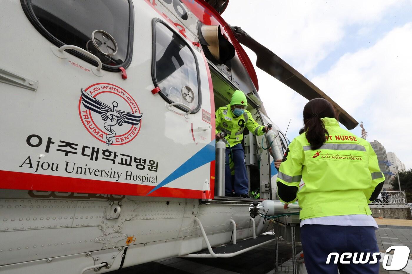  보건복지부의 ‘권역응급의료센터’ 공모 진행 결과 아주대학교병원, 국민건강보험공단일산병원 등 경기도내 2개 병원이 선정됐다. 사진은 지난 2020년 2월29일 수원시 아주대학교 병원에서 의료진들이 닥터헬기에 필요한 장비를 점검하고 있는 모습. 2020.2.29/뉴스1 ⓒ News1 조태형 기자