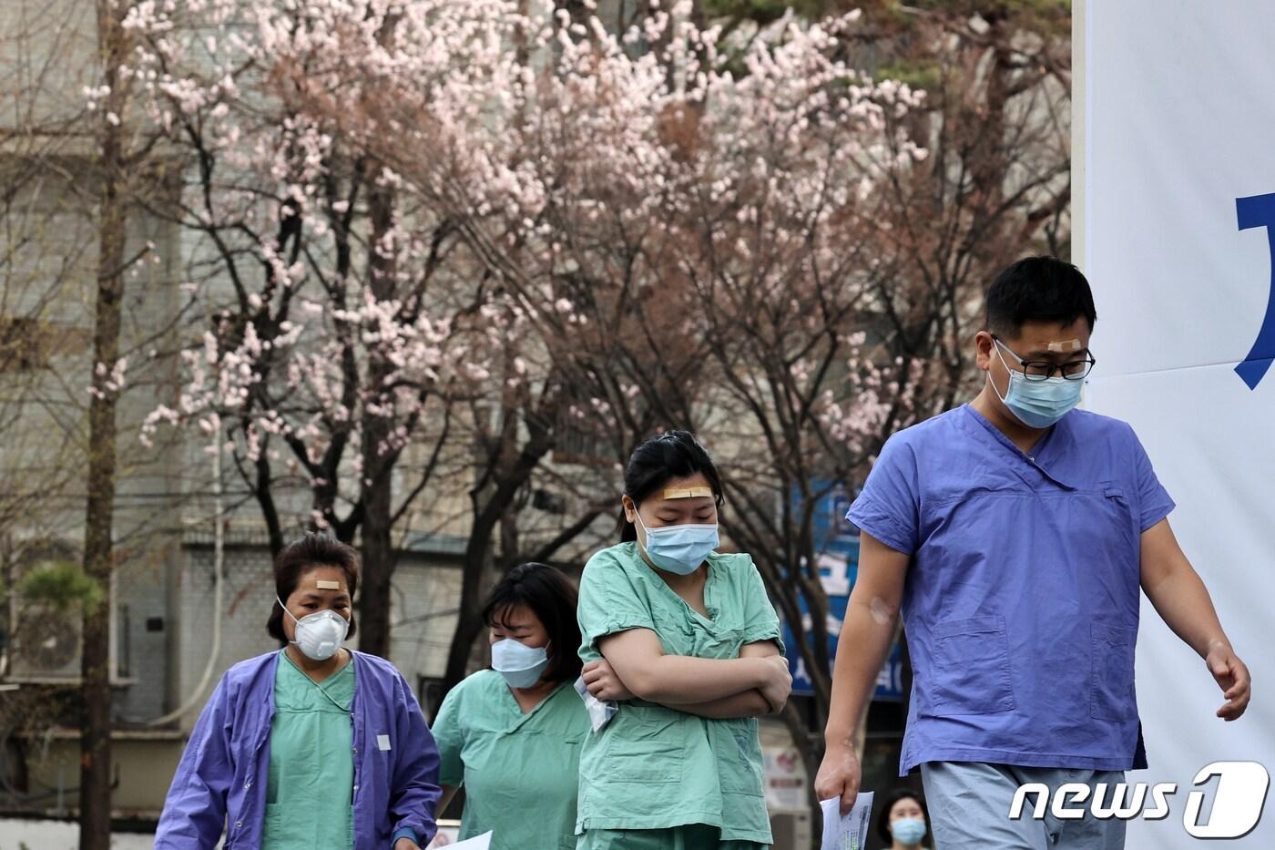 지난 13일 오전 대구시 신종 코로나바이러스 감염증&#40;코로나19&#41; 지역거점병원인 계명대학교 대구동산병원에서 의료진이 근무교대하고 있다. 2020.3.13/뉴스1 ⓒ News1 이승배 기자