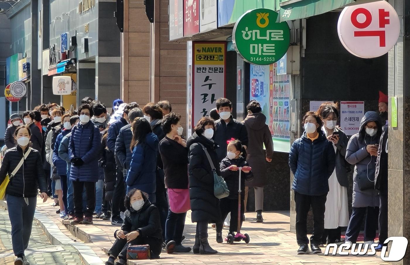 신종 코로나바이러스 감염증&#40;코로나19&#41;과 관련해 정부가 출생연도별로 마스크 구매를 할 수 있도록 하는 &#39;공적마스크 5부제&#39; 정책을 도입한 이후 첫 주말인 지난 14일 서울 마포구의 한 약국 앞에 시민들이 마스크를 구매하기 위해 줄지어 서 있다. ⓒ News1 허경 기자