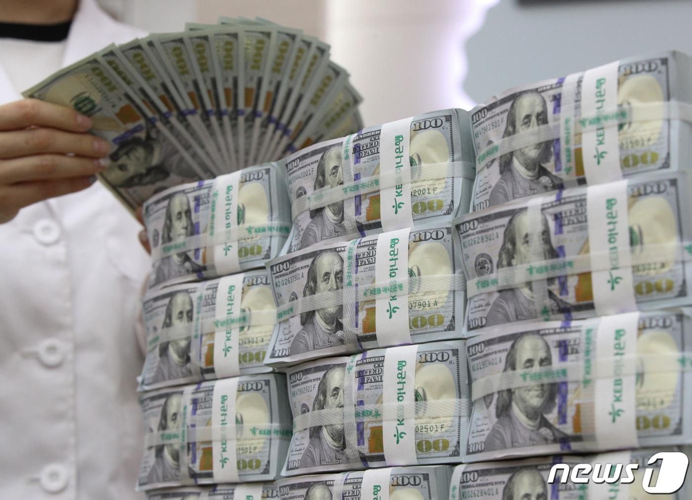 18일 오후 서울 중구 하나은행 위변조대응센터에서 직원이 달러 지폐를 점검하고 있다. 2020.3.18/뉴스1 ⓒ News1 신웅수 기자