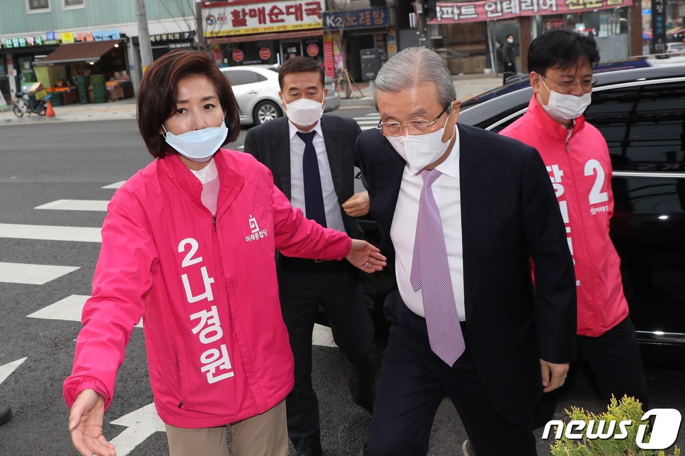 김종인 미래통합당 총괄선대위원장이 1일 서울 동작구 사당로 나경원 미래통합당 21대 총선 동작을 후보자 선거사무소에서 나 후보, 장진영 동작갑 후보를 격려하고 있다. 2020.4.1/뉴스1 ⓒ News1 김명섭 기자