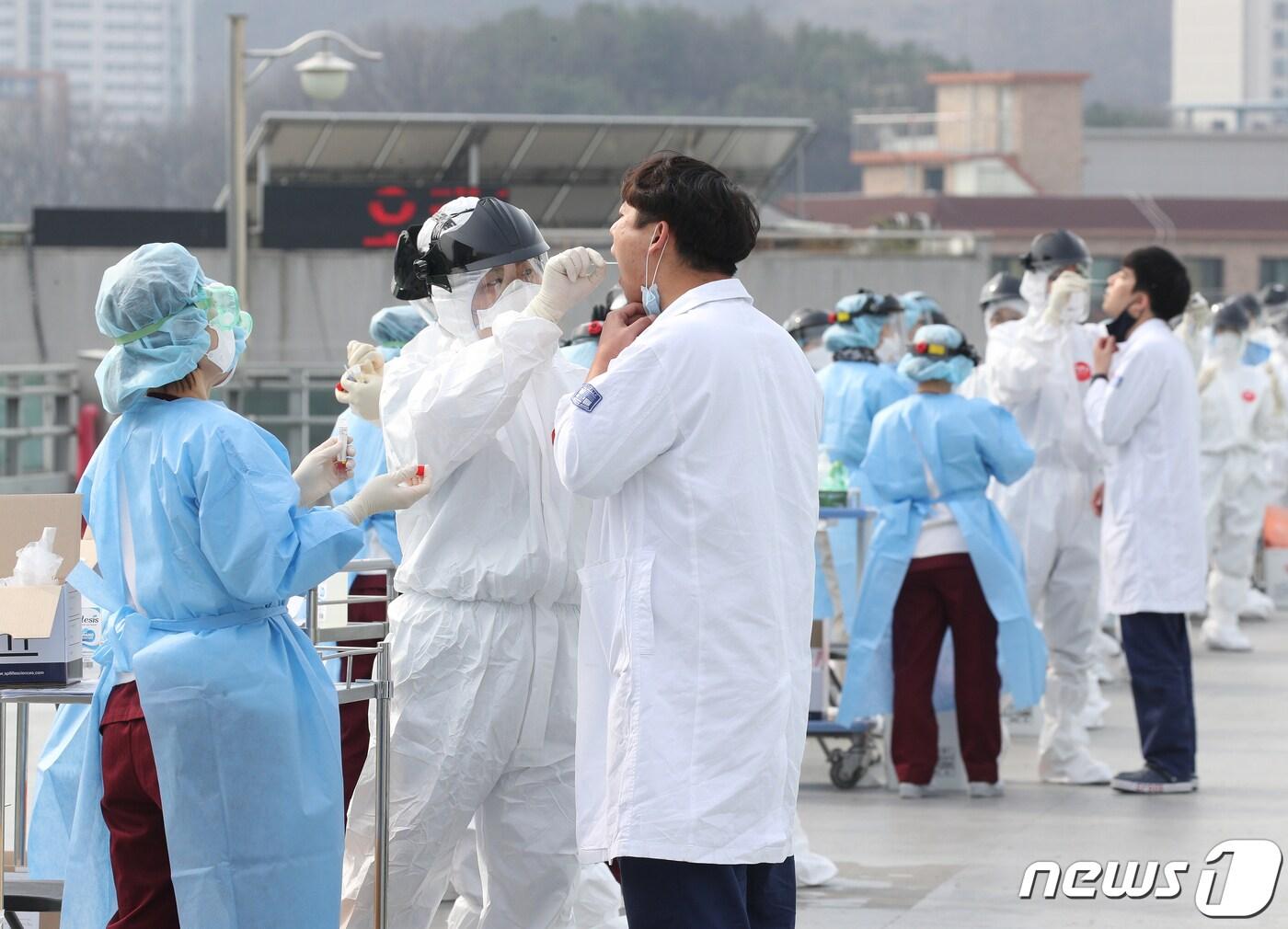 1일 오전 신종 코로나바이러스 감염증&#40;코로나19&#41; 집단 감염으로 폐쇄가 결정된 경기 의정부시 가톨릭대학교 의정부성모병원에서 병원 의료진이 코로나19 검진을 받고 있다. &#40;자료 사진&#41; 2020.4.1/뉴스1 ⓒ News1 신웅수 기자