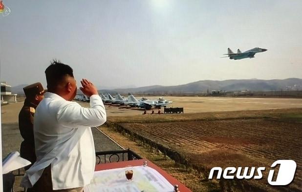 이륙하는 전투기를 향해 거수경례하는 김정은 노동당 총비서. &#40;출처=조선중앙TV 갈무리&#41; ⓒ 뉴스1