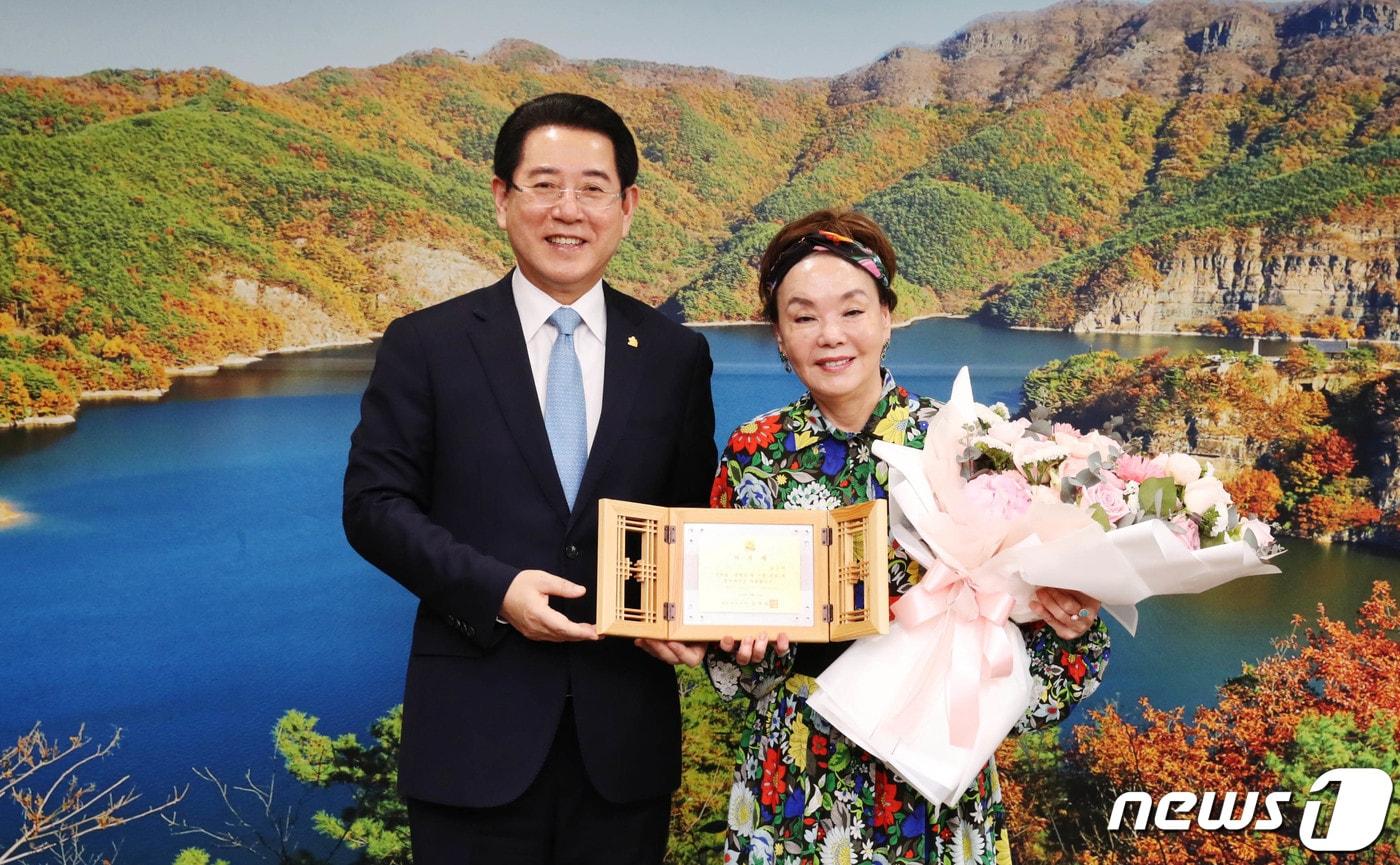 김영록 전남도지사가 김수미 씨를 홍보대사로 위촉하고 있는 모습..&#40;전남도 제공&#41;2020.4.17/뉴스1DB