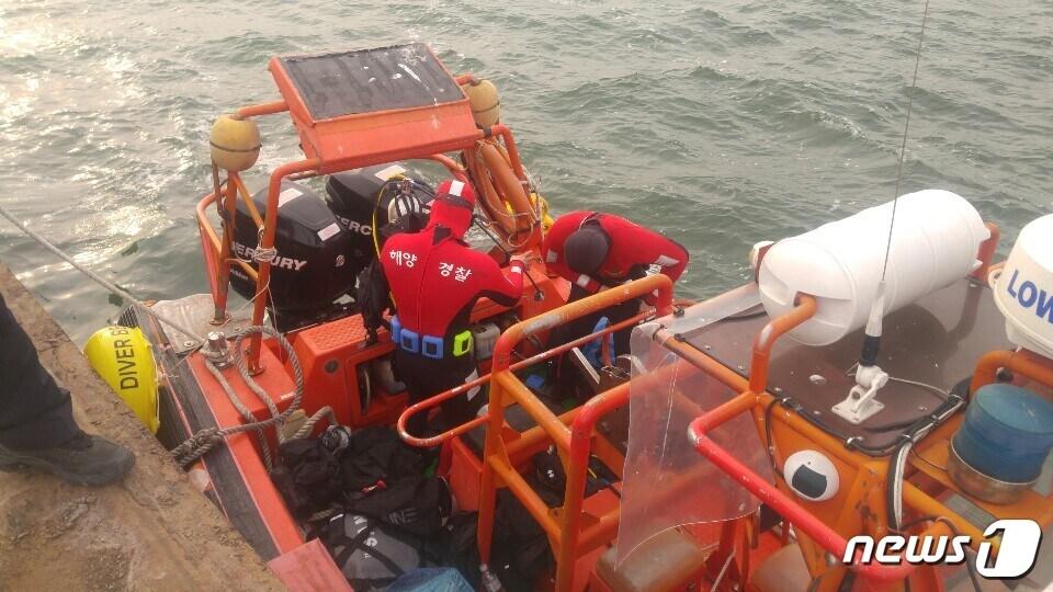 군산해경 잠수구조대가  해상으로 추락해 실종된 굴삭기 운전자에 대한 수중  수색작업을 벌이고 있다. /ⓒ 뉴스1