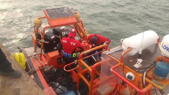 군산해경 잠수구조대가 해상으로 추락해 실종된 굴삭기 운전자에 대한 수중 수색작업을 벌이고 있다. /ⓒ 뉴스1