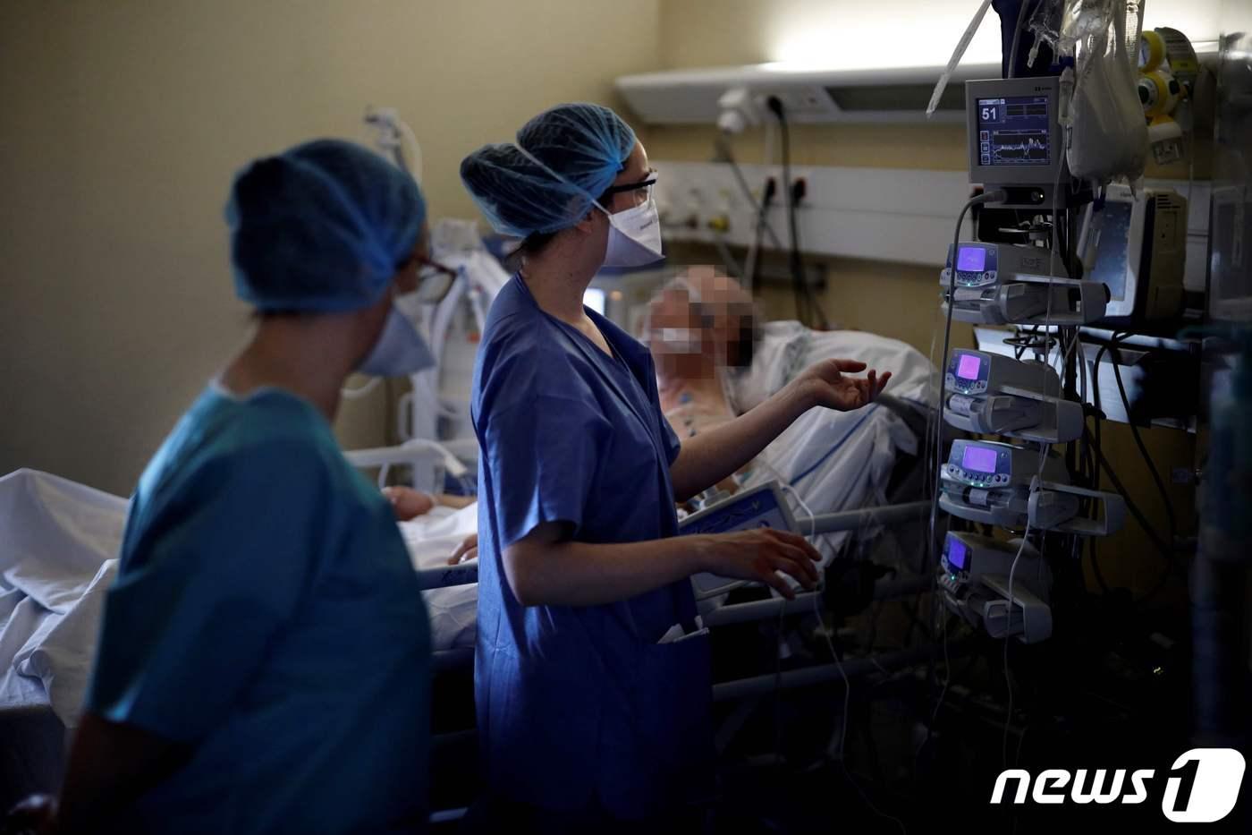 프랑스 파리의 한 병원 중환자실에서 의료진이 코로나19 환자를 돌보고 있다. ⓒ AFP=뉴스1