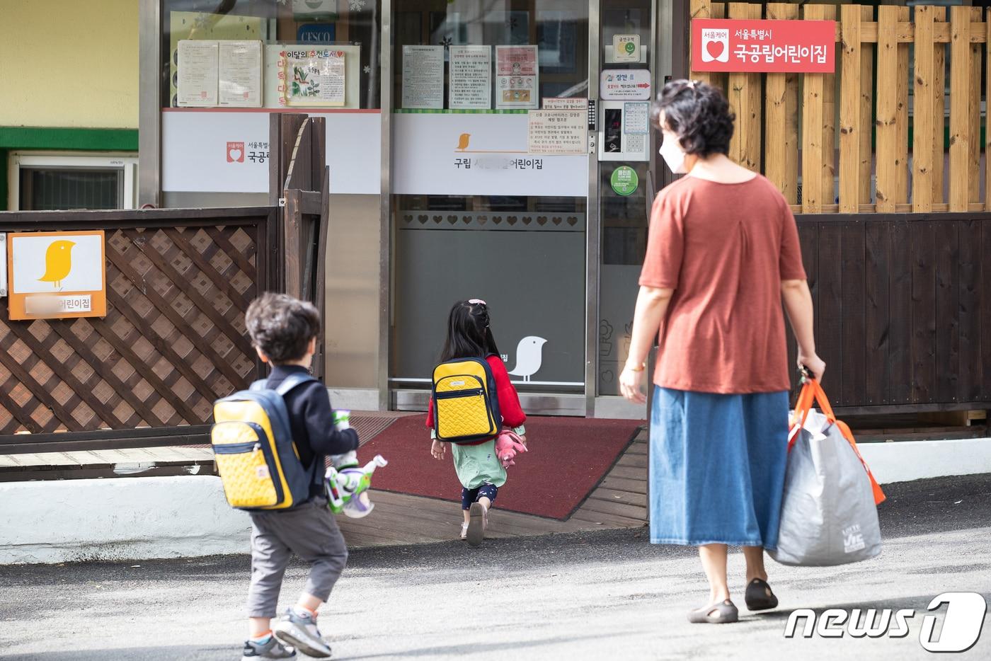 서울시내 한 어린이집에서 한 할머니가 두 손자 손녀를 등원시키고 있다.뉴스1 ⓒ News1 유승관 기자