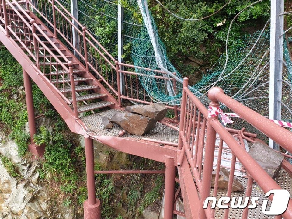 부산 서구 암남동 송도해안산책로 옆 사면에 1m 크기의 바위가 산책로로 떨어지는 사고가 발생했다. &#40;부산 서구 제공&#41;2020.5.13/뉴스1 ⓒ News1 