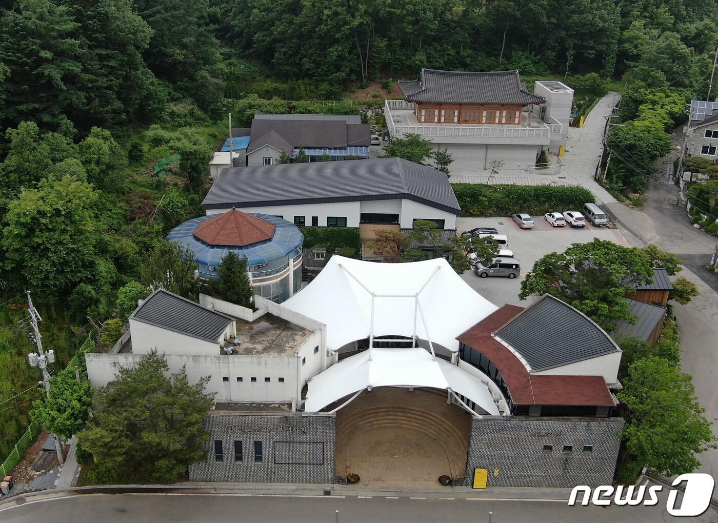 일본군 위안부 피해자 지원시설인 경기 광주시 ‘나눔의 집’ 운영 법인이 후원금 비리 의혹을 제기한 내부 고발자를 업무에서 배제하려한다는 주장이 나와 갈등이 심화되는 양상이다. 지난 5월25일 오전 경기도 광주시 나눔의 집. 2020.5.25/뉴스1 ⓒ News1 이승배 기자