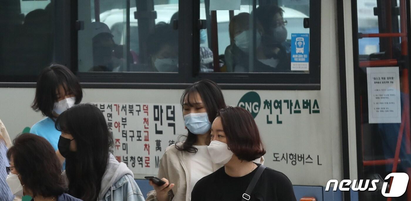 부산 부산진구 서면의 한 버스정류장에 시민들이 마스크를 착용하고 대중교통을 이용하고 있다.2020.5.26/뉴스1 ⓒ News1