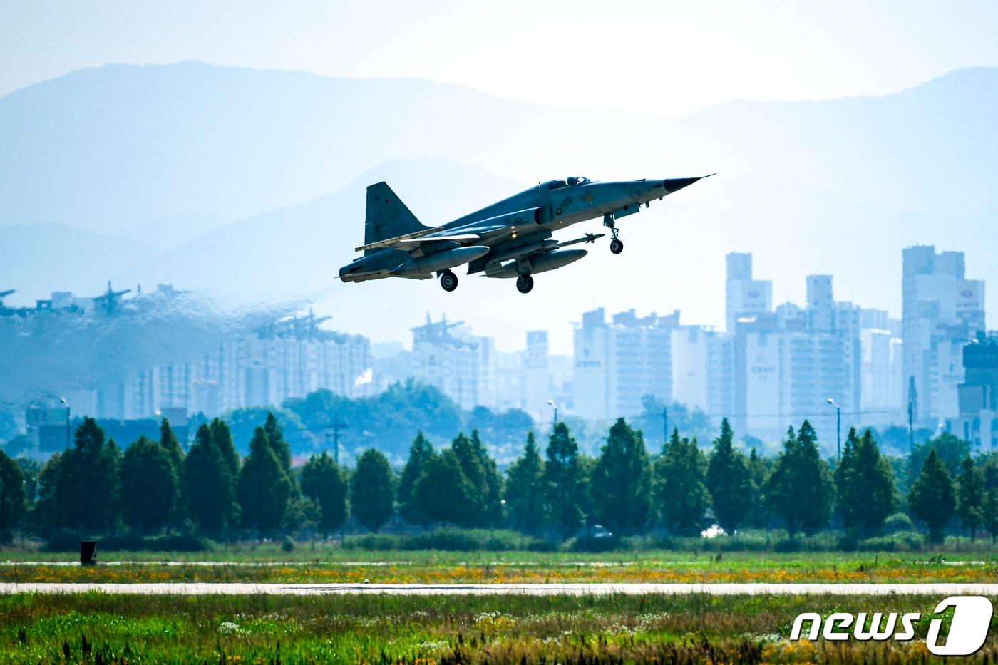 광주 군공항에서 전투기가 이륙하고 있다.&#40;공군1전비 제공&#41;2020.6.24/뉴스1 