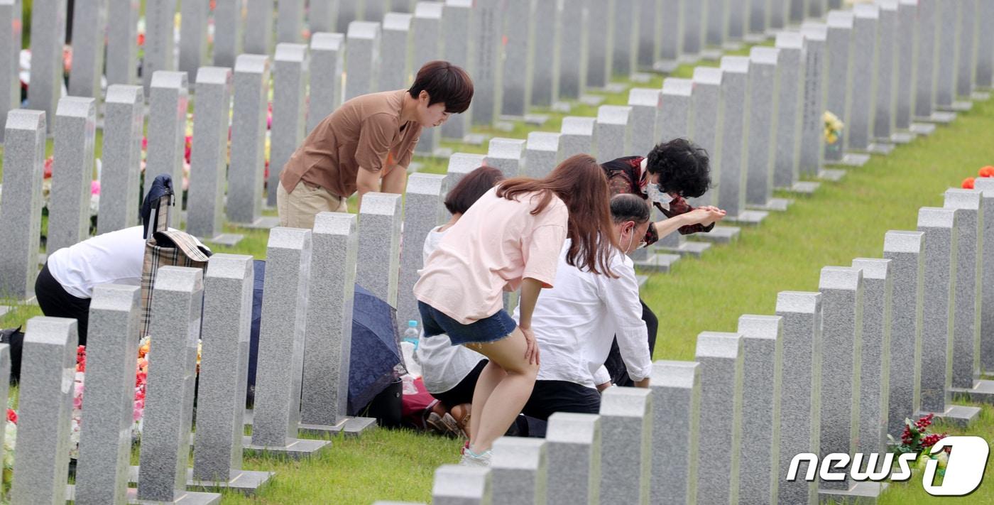 현충일인 6일 전북 임실군 국립임실호국원을 찾은 유족들이 묘비에 참배를 하고 있다. 2020.6.6/뉴스1 ⓒ News1 유경석 기자