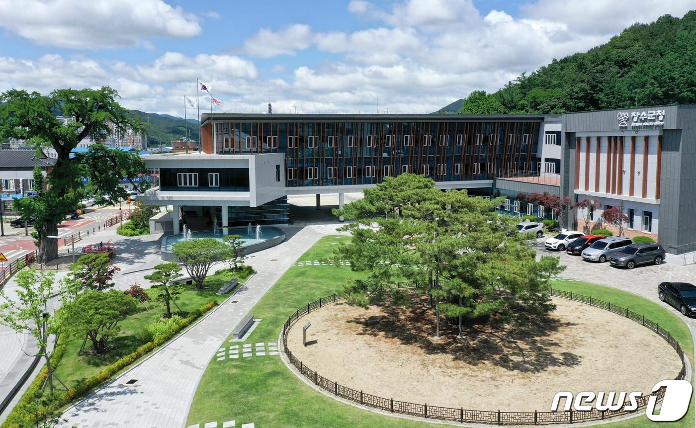 전북 장수군은 오는 8일까지 농군사관학교 교육형 실습을 담당할 현장교수·실습장을 모집한다고 3일 밝혔다. 전북 장수군청 전경./뉴스1 DB