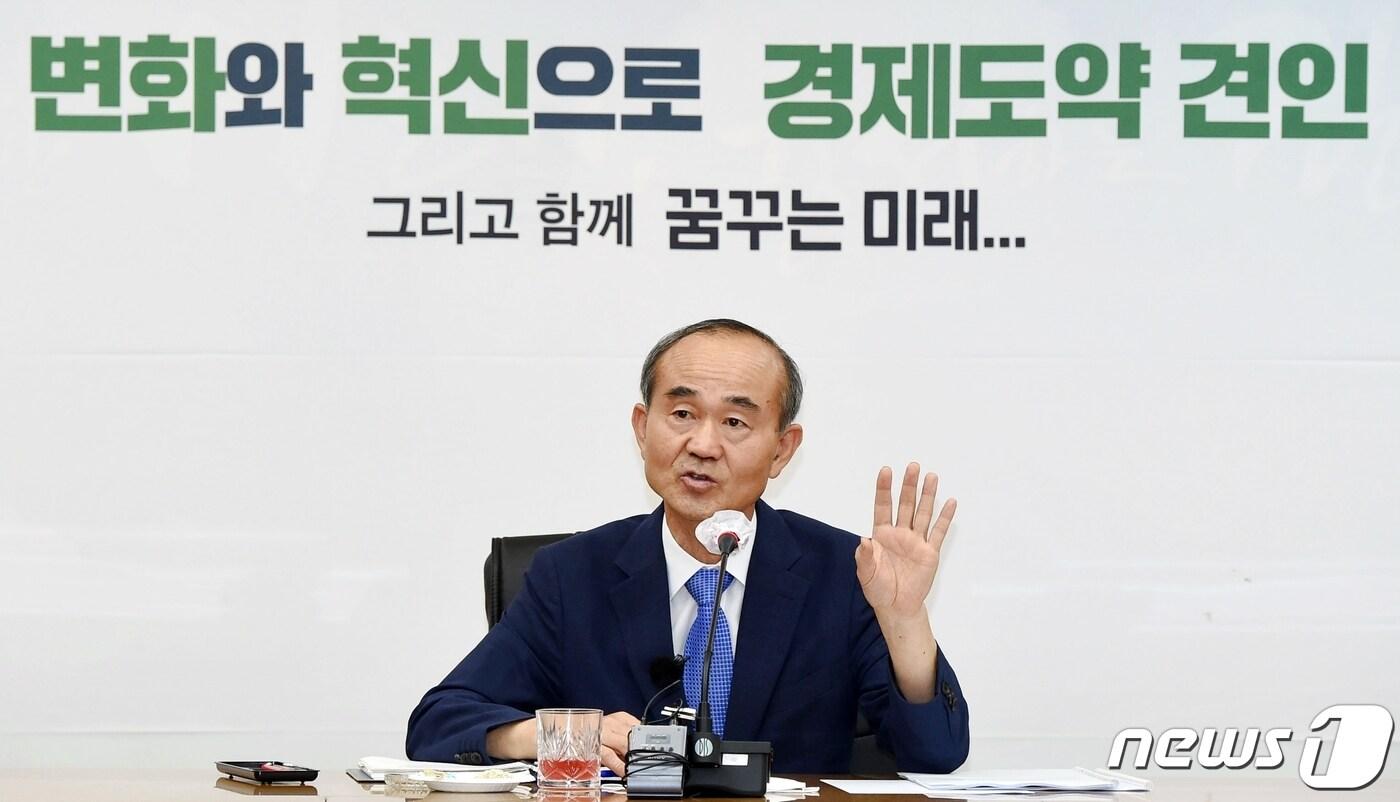 박준배 김제시장이 1일 기자회견을 갖고 민선7기 전반기 성과와 비전을 밝히고 있다.ⓒ 뉴스1
