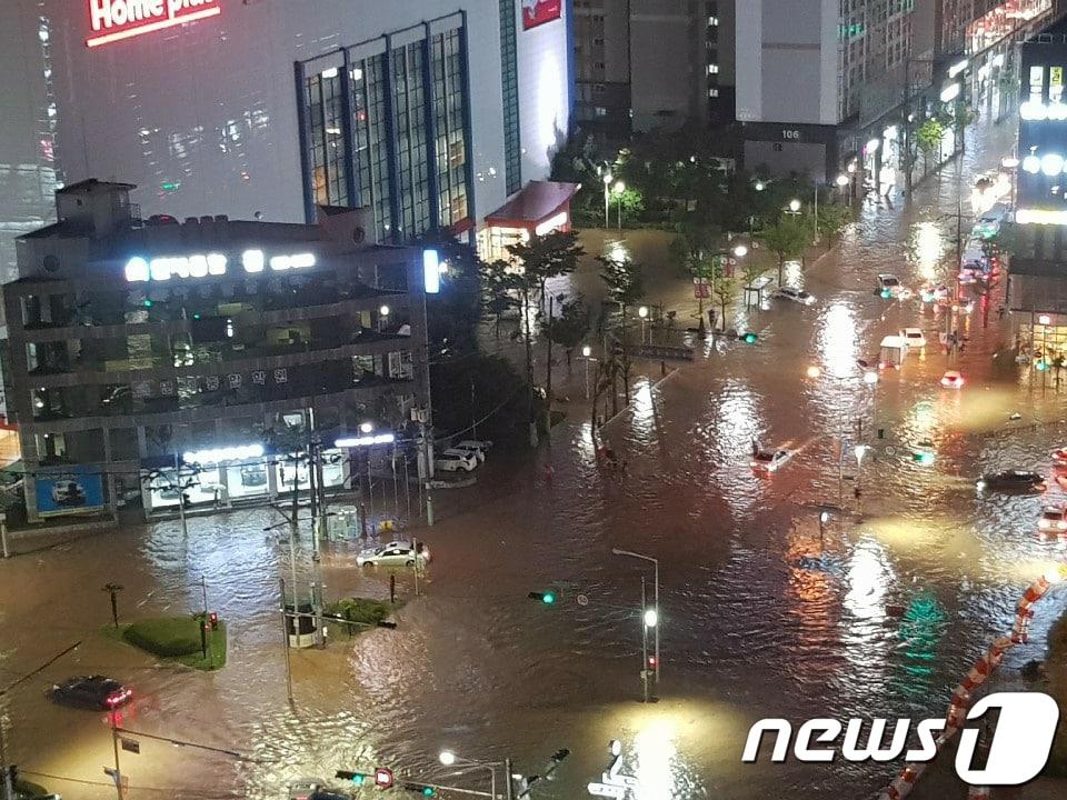 지난 2020년 7월23일 부산 연제구 한 도로에 폭우가 쏟아지면서 도로 침수 피해가 발생한 모습.&#40;부산경찰청 제공&#41; 2020.7.23/뉴스1 ⓒ News1