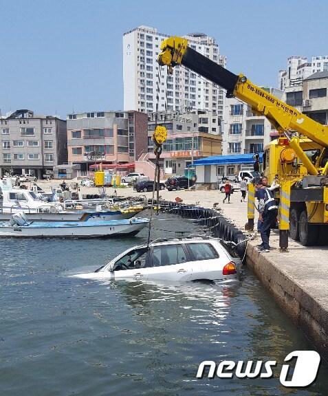 26일 오전 11시43분께 울산 동구 방어동 상진항 해상에 70대 남성이 운전하던 산타페 승용차가 추락해 해경이 인양작업을 하고 있다.&#40;울산해경 제공&#41; ⓒ News1