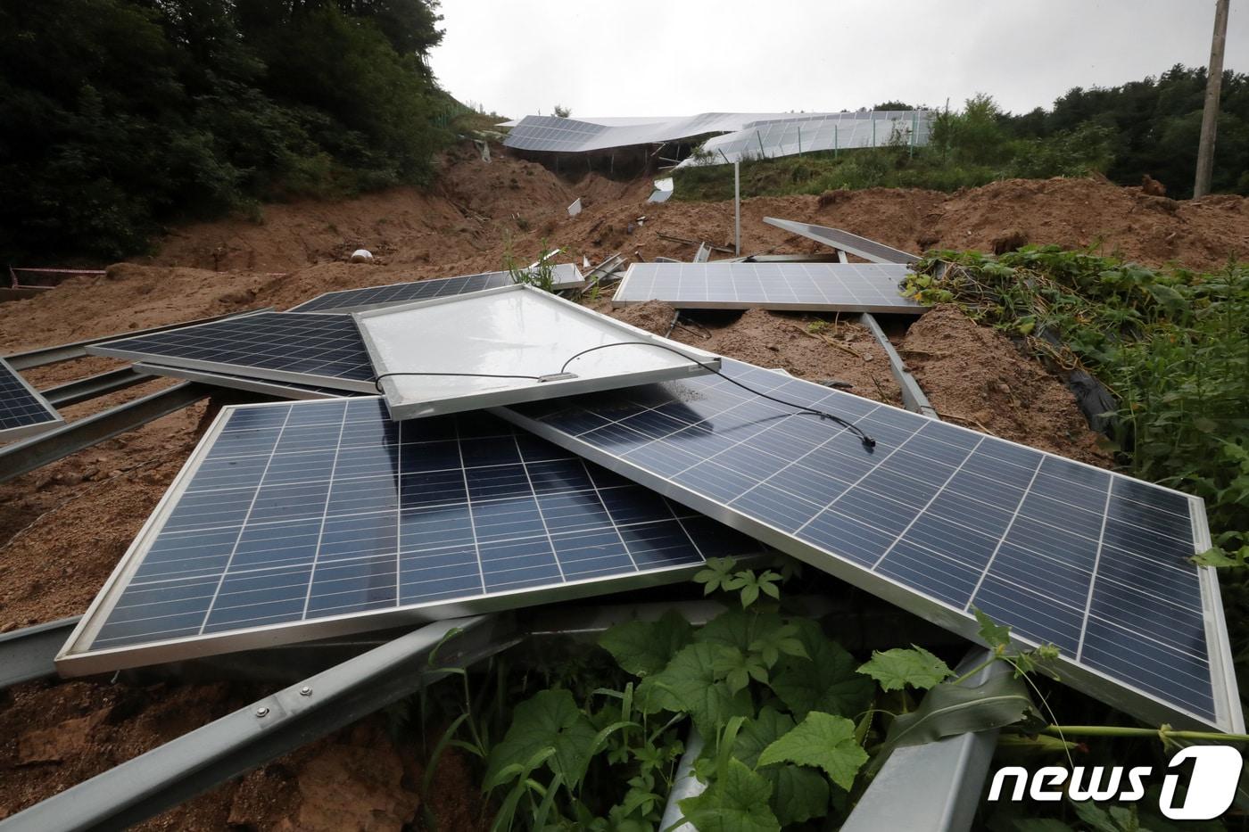 2020년 8월 제천시 대랑동의 한 태양광 발전시설 현장에서 산사태가 발생한 모습. / 뉴스1