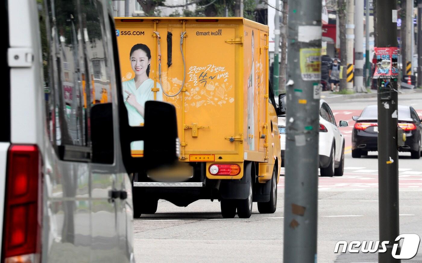 SSG닷컴 차량이 서울 시내에서 배송 업무를 하고 있다. 2020.8.14/뉴스1 ⓒ News1 이동해 기자