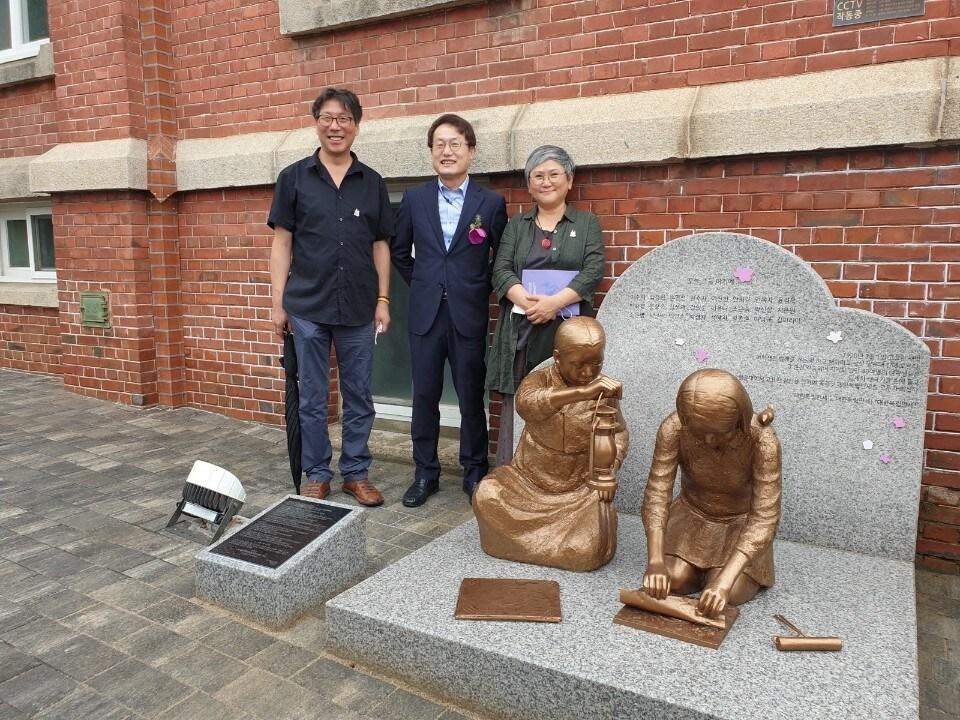 지난 5일 서울 종로구 배화여고에서 열린 항일독립운동여성상 제막식 모습. 왼쪽부터 차례로 김운성 작가, 조희연 서울시교육감, 김서경 작가. &#40;김서경 작가 제공&#41; ⓒ 뉴스1