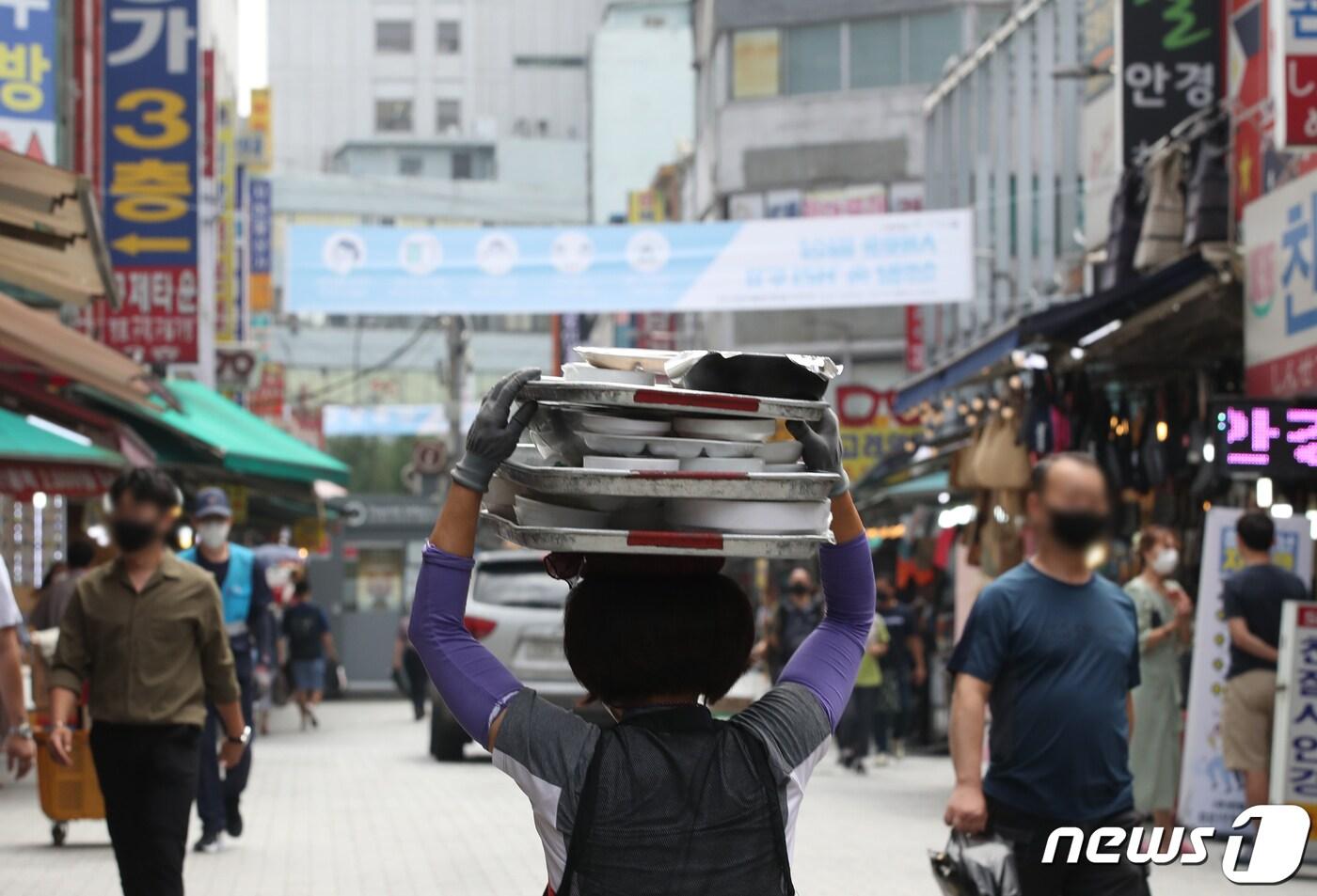 서울 중구 남대문시장 거리에서 한 상인이 음식을 배달하고 있다. ⓒ News1 송원영 기자