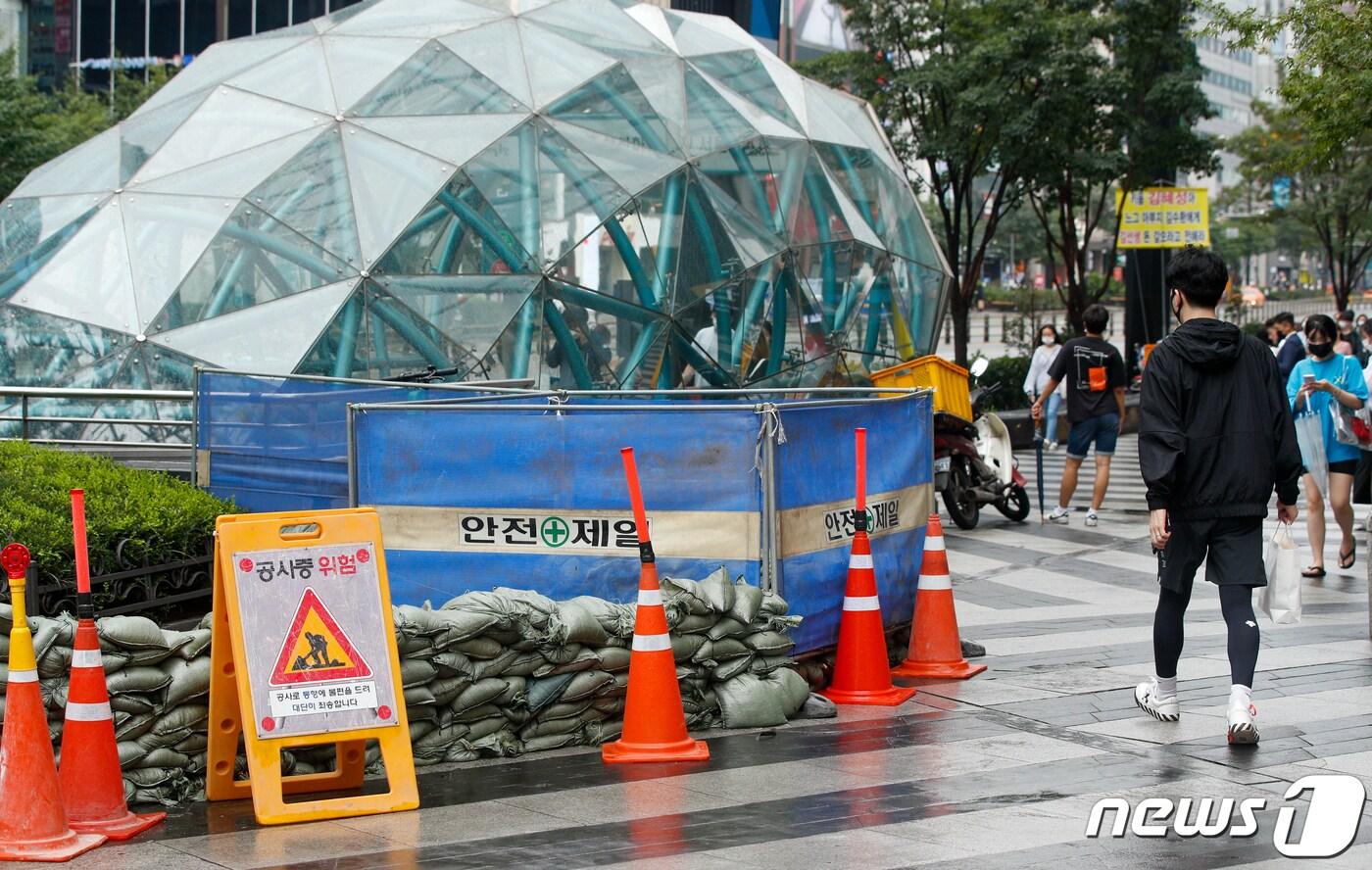 서울 강남역 11번출구 인근에 하수 역류를 막기 위한 모래주머니 등이 설치돼있다. 이 지역에서 맨홀 뚜껑이 열리면서 하수가 역류해 보행도로가 침수됐다. 2020.8.2/뉴스1 ⓒ News1 안은나 기자