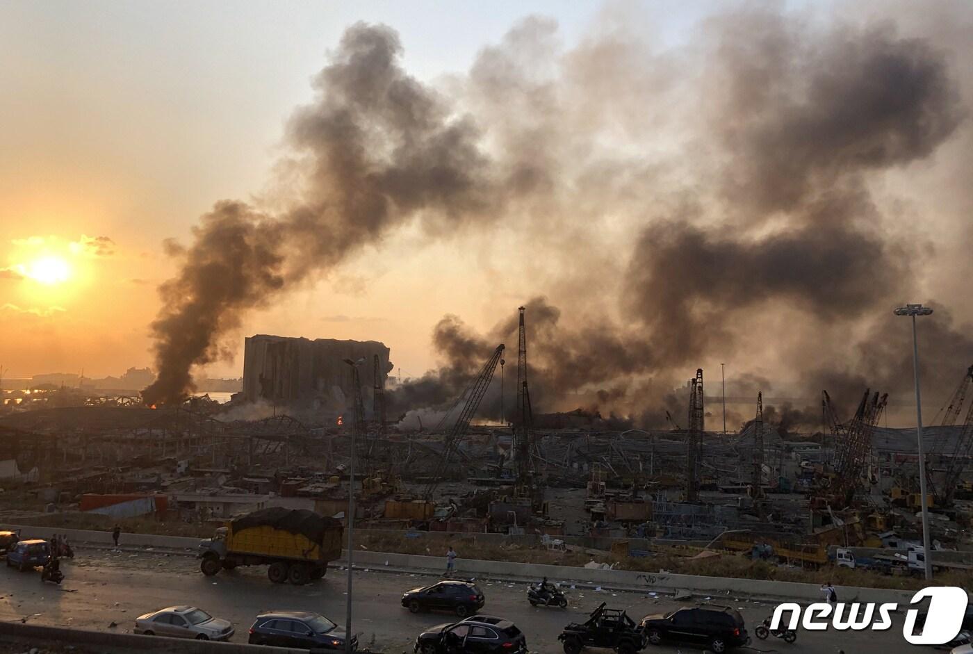 4일&#40;현지시간&#41; 레바논 수도 베이루트에서 발생한 대규모 폭발 사고 현장. ⓒ AFP=뉴스1