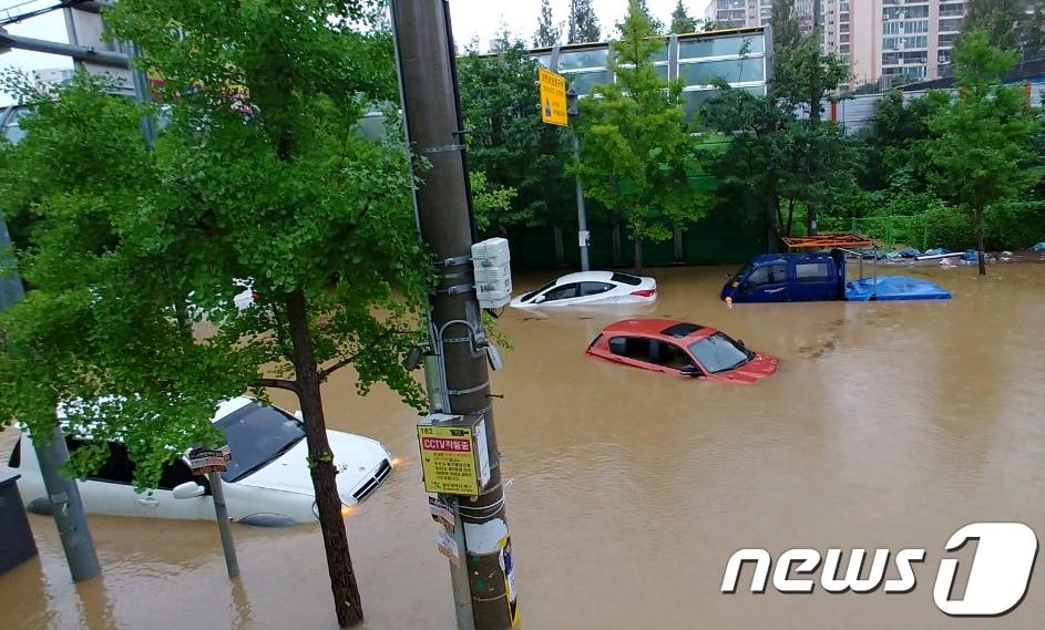 2020년 8월 7일 오후 광주지역에 200mm 안팎의 폭우가 쏟아지면서 북구 문흥동의 한 도로가 침수돼 차량들이 물에 잠겨있다.2020.8.7/뉴스1 