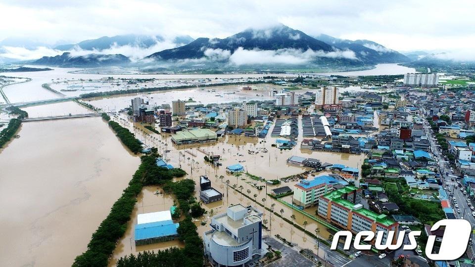 2020년 8월8일 전남 구례 일대 섬진강과 서시천의 범람으로 구례읍 시가지까지 누런 황톳물이 들어와있다. 뉴스1 DB