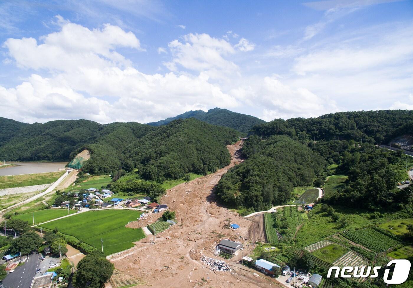 지난 2020년 전남 곡성 오산면 한 마을의 일부 주택들이 산사태로 인해 토사로 뒤덮여 있다.  이 사고로 마을 뒷산에서 쏟아진 토사가 주택 5채를 매몰시켰고 주민 5명이 숨졌다. 2020.8.9/뉴스1 ⓒ News1