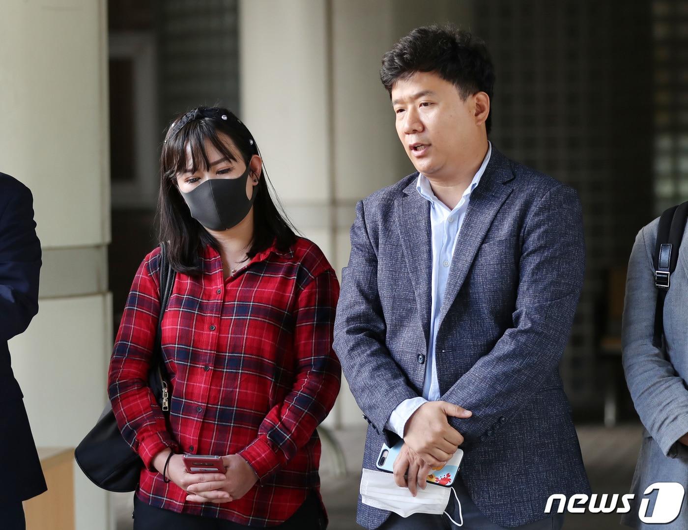 &#39;서울시 공무원 간첩조작 사건&#39; 피해자 유우성씨가 23일 오후 서울 서초구 서울중앙지법 서관 앞에서 열린 유가려, 유우성에 대한 증인신문 관련 기자회견에서 &#34;국가정보원 직원들이 자신의 여동생에게 욕설하고 폭행했다＂며 엄정한 처벌을 촉구하고 있다. 왼쪽은 유우성씨 여동생 유가려씨. 2020.9.23/뉴스1 ⓒ News1 박지혜 기자