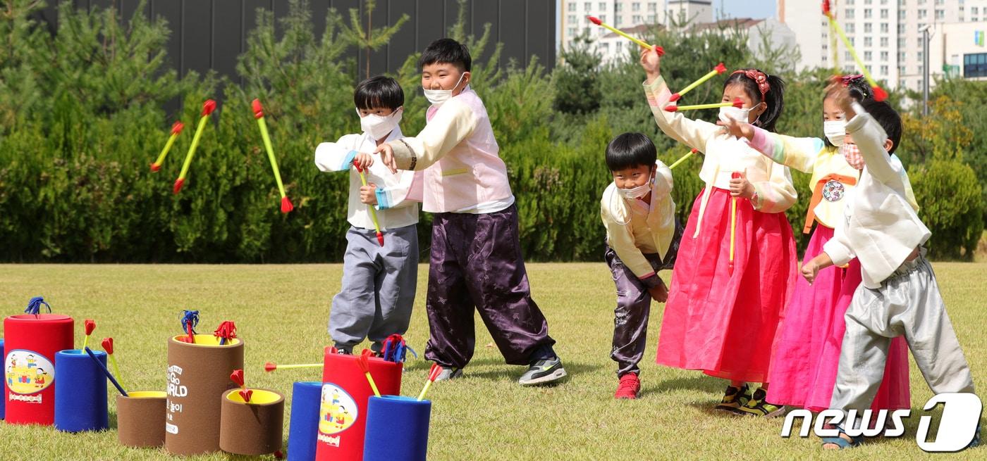 설 명절 연휴를 맞아 전북지역 곳곳에 마련된 다채로운 행사가 귀성객과 가족 단위 관광객을 맞이한다.어린이들이 투호를 던지며 전통 놀이를 즐기고 있다. 뉴스1 ⓒ News1 DB