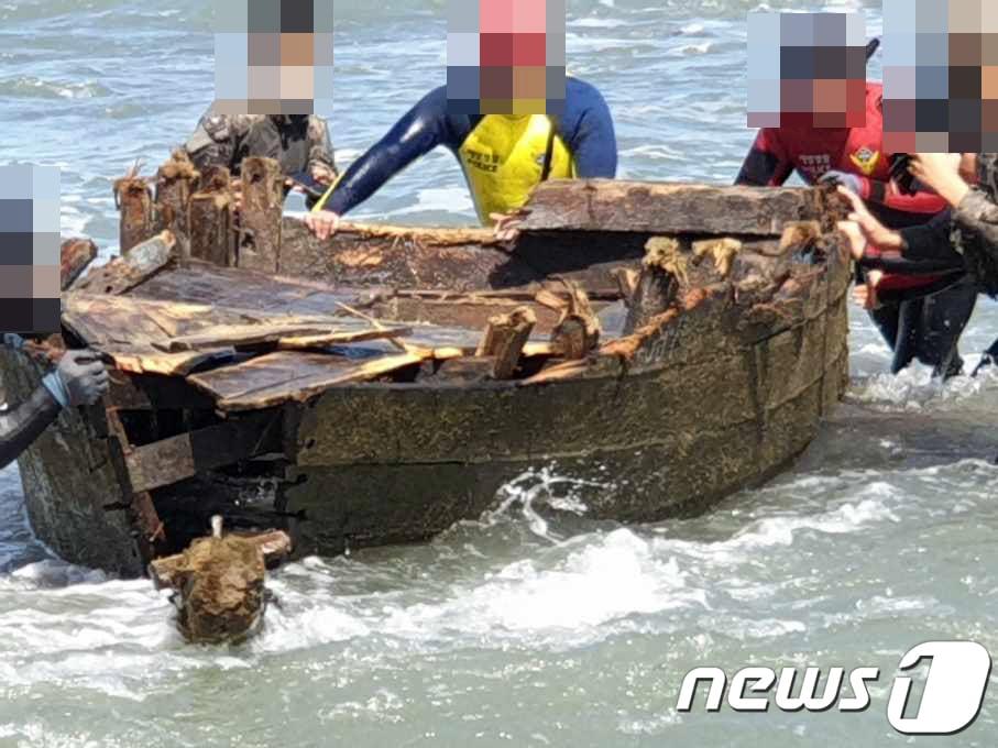 울산시 북구 한 해안가에서 북한에서 떠 내려온 것으로 추정되는 목선이 발견됐다고 울산해양경찰서가 29일 밝혔다. 이 목선은 28일 오전 11시 40분께 주민이 발견해 신고했으며 군과 해경은 이달 초 태풍 &#39;마이삭&#39;과 &#39;하이선&#39; 당시 북한에서 유실돼 장기간 표류하다 울산 앞바다까지 떠내려온 것으로 추정, 대공 용의점이 없는 것으로 결론 내렸다. &#40;울산해경 제공&#41; 2020.9.29/뉴스1 ⓒ News1 윤일지 기자