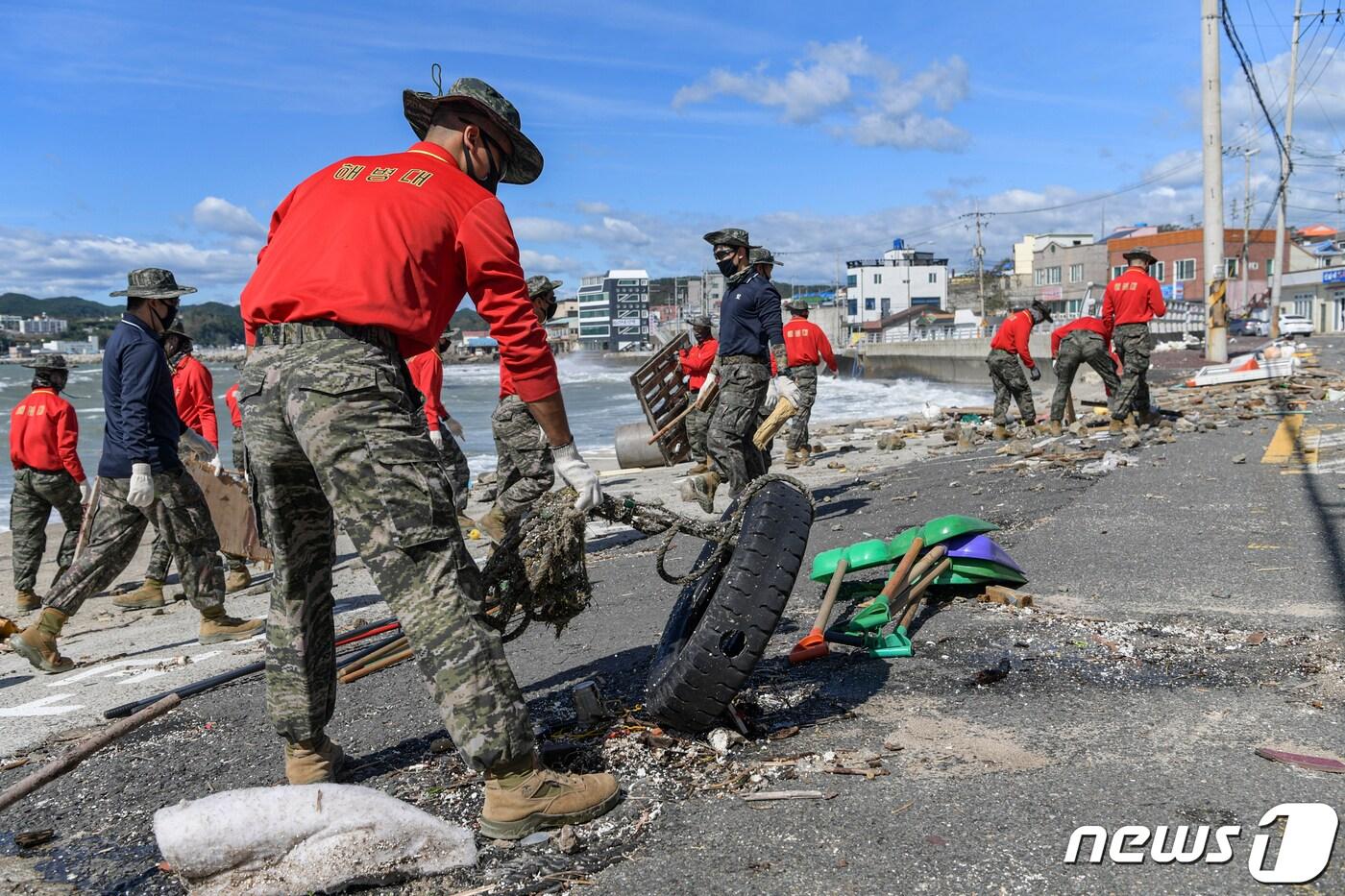 2020년 해병대 1사단 장병과 신속기동부대원 500여명이 태풍 &#39;마이삭&#39; 피해를 복구하는 모습. ⓒ News1 최창호 기자