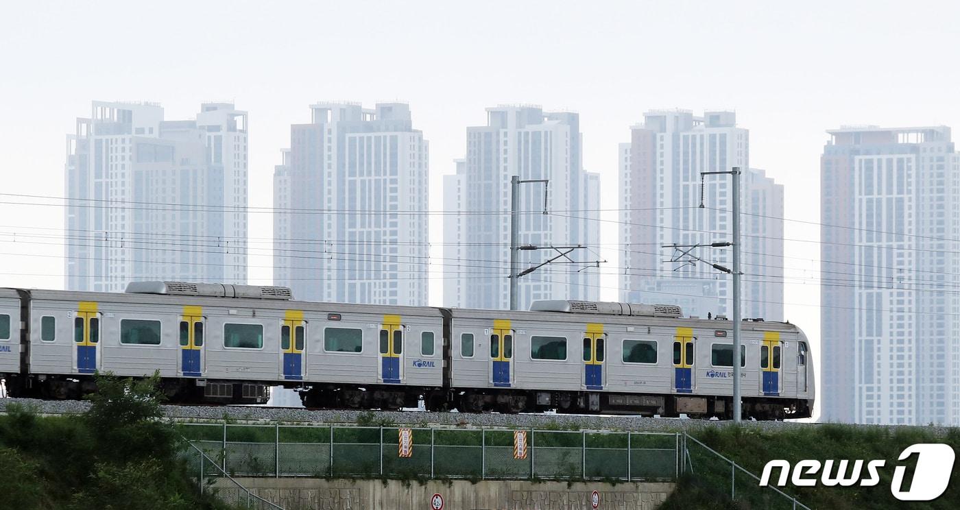  수원역~안산 한양대역 사이로 전동차가 시운전을 하고 있다. 2020.9.9/뉴스1 ⓒ News1 이재명 기자