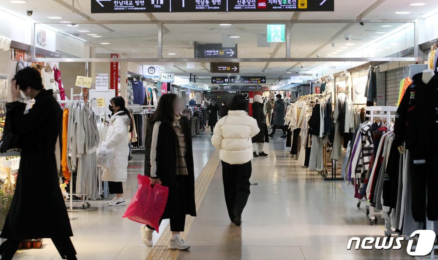 서울 서초구 강남역 지하상가.ⓒ News1 김진환 기자