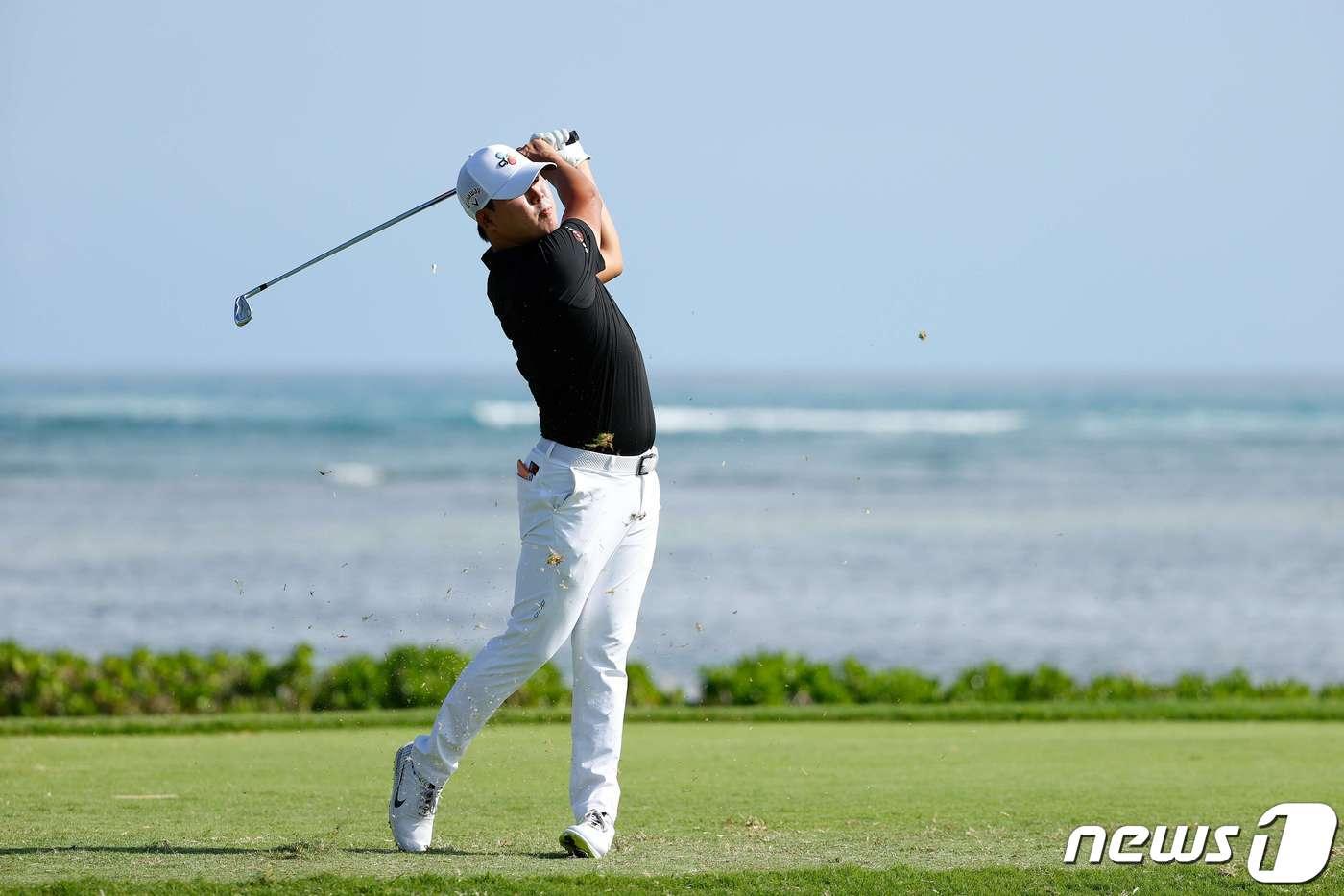 김시우가 15일&#40;한국시간&#41; PGA투어 소니오픈 1라운드에서 샷을 날리고 있다. ⓒ AFP=뉴스1