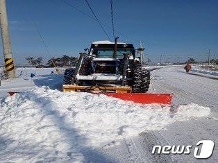 전남 무안지역에 내린 눈을 각 읍면에서는 트랙터를 동원해 눈치우기에 나섰다.&#40;무안군 제공&#41;/뉴스1