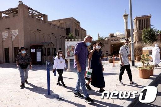 이스라엘에서 온 관광객들이 두바이 시내를 걷고 있다. ⓒ AFP=뉴스1