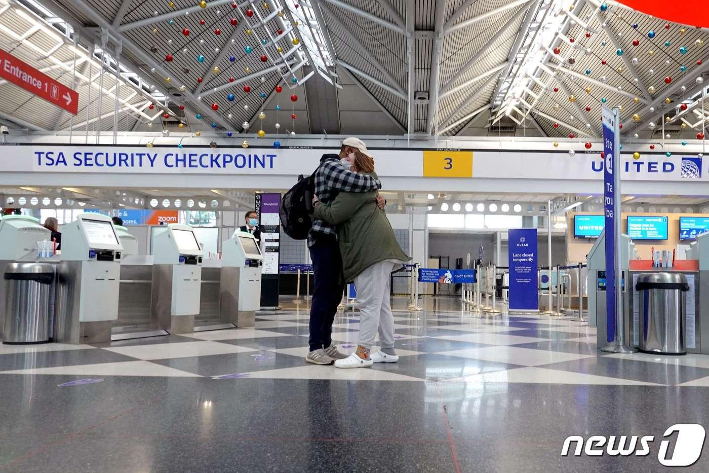 작년 12월23일 미국 일리노이주 시카고 오헤어국제공항에서 작별 인사를 하는 여행객. &#40;자료사진&#41; ⓒ AFP=뉴스1