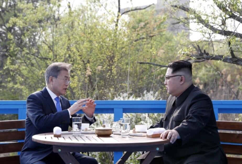 2018년 4월 27일 문재인 대통령과 김정은 북한 국무위원장이 판문점 도보다리 산책도중 환담을 나누고 있다. &#40;청와대 제공&#41; ⓒ 뉴스1