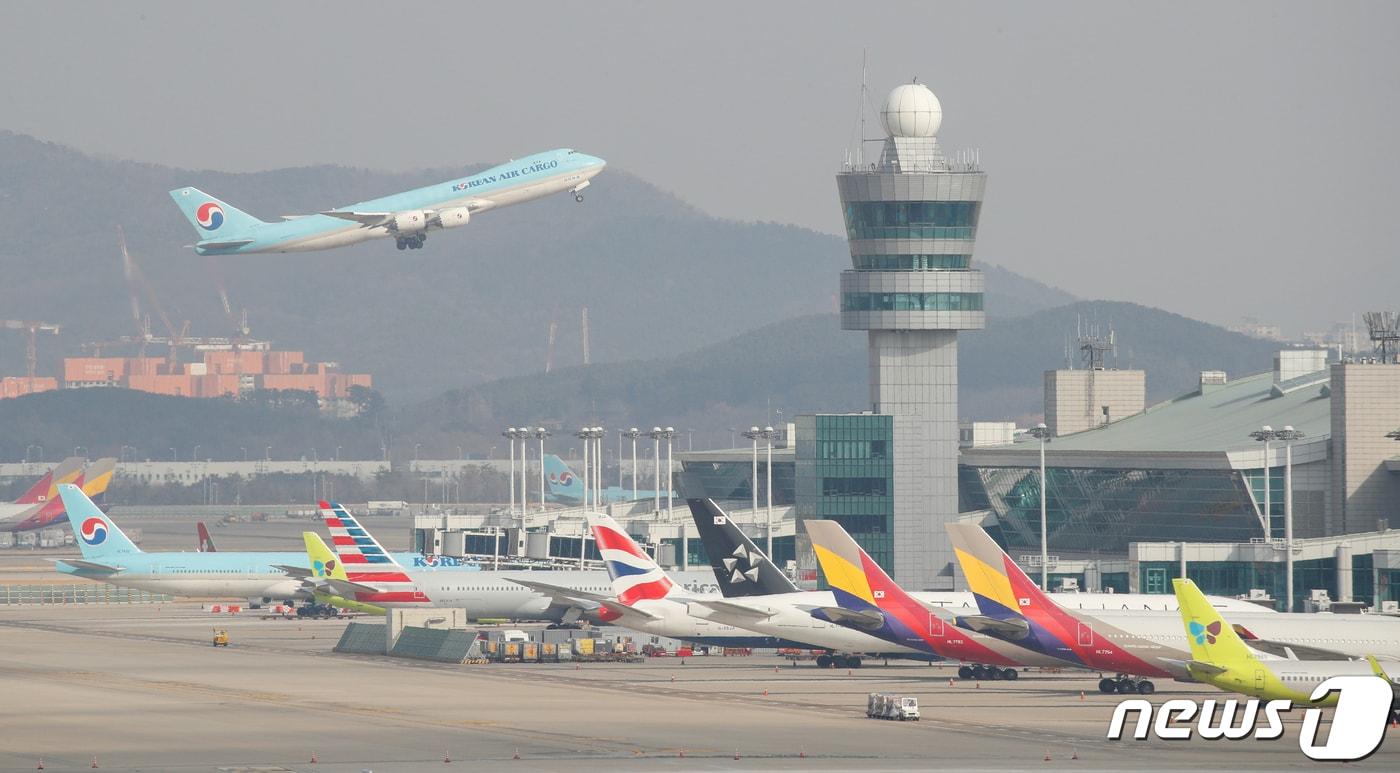 31일 인천국제공항 전망대에서 바라본 계류장에 비행기가 이륙하고 있다. /뉴스1 ⓒ News1 안은나 기자