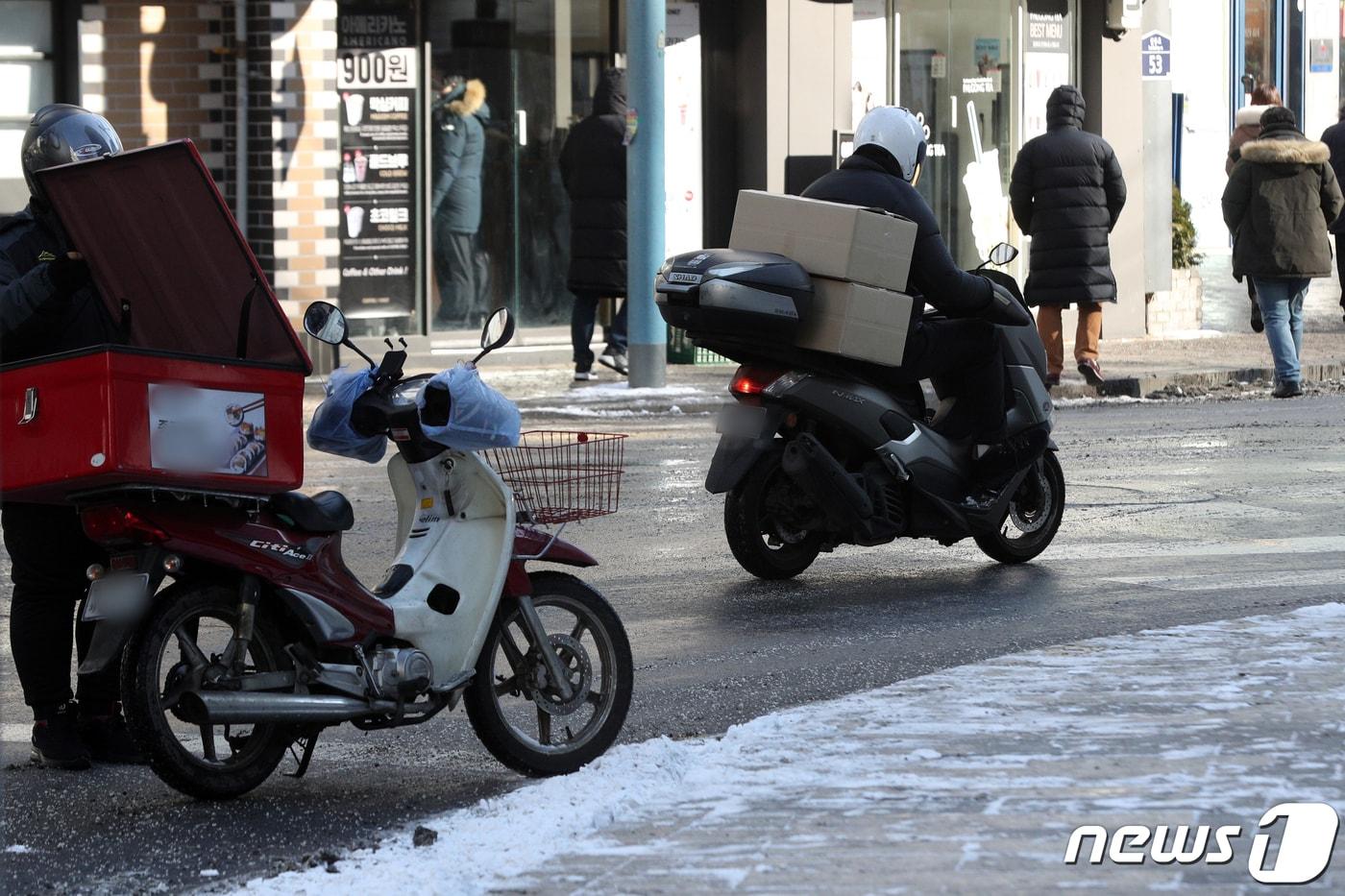 서울 종로구청 앞에서 배달 노동자가 도로를 주행하고 있다. /뉴스1 ⓒ News1 황기선 기자