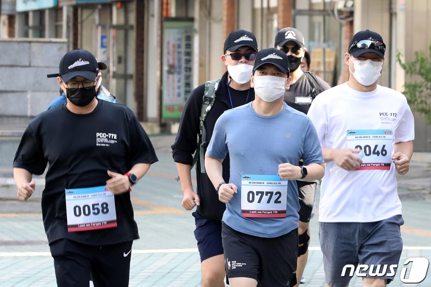 안철수 국민의당 대표가 1일 오전 서울 용산구 전쟁기념관에서 열린 천안함전우회 주최 &#39;772RUN 언택트 마라톤&#39;에 참가해 달리고 있다. 2021.10.1/뉴스1 ⓒ News1 이승배 기자