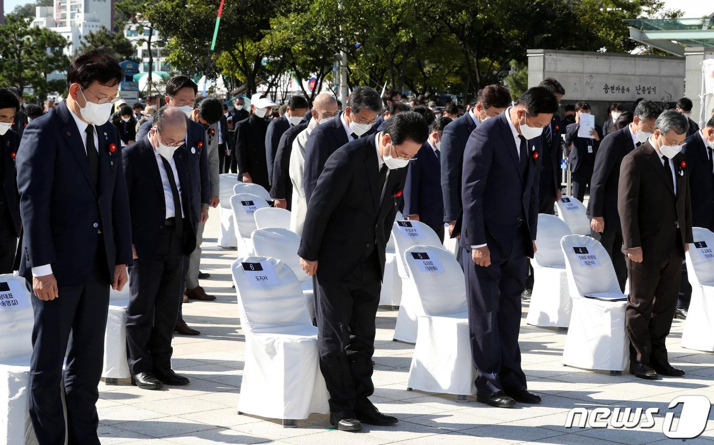  ‘여순사건 73주기 희생자 합동추념식’에서 묵념.&#40;전남도 제공&#41; 2021.10.19/뉴스1